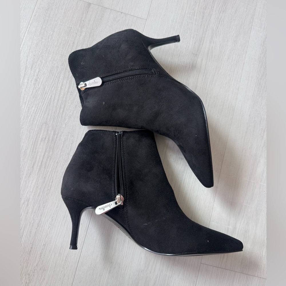 NIB Size 6-M Charles By Charles David Black Accurate Zipper Ankle Boots